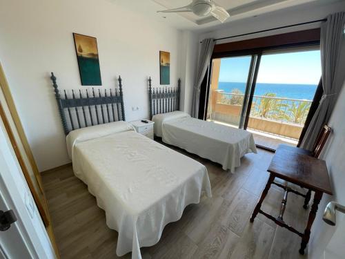马贝拉Playa Marbella的海景客房 - 带两张床