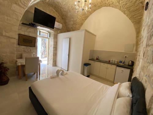 萨法德Mendy's Accommodation的卧室配有石墙内的白色床