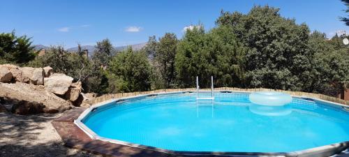VenturadaOasis Sierra的一个带充气玻璃的游泳池