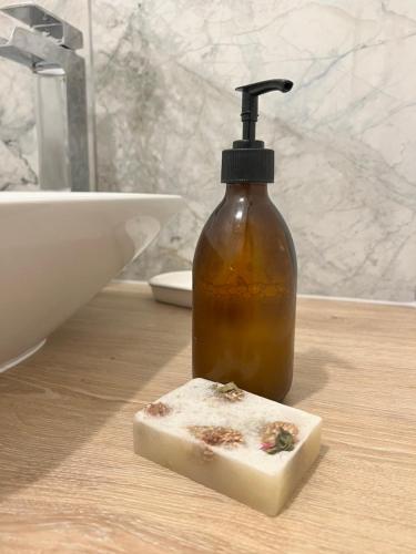 NelsonStunning location on Pendle Hill的洗涤槽旁的柜台上放上一瓶肥皂