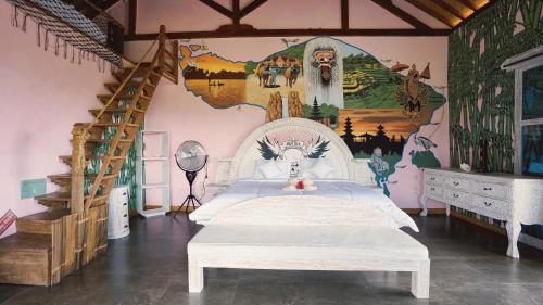 罗威那博托马尼亚旅馆的卧室配有一张床,墙上挂着壁画