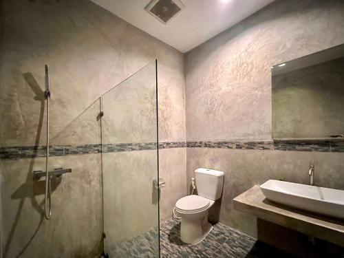 洛坤府B3酒店的带淋浴、卫生间和盥洗盆的浴室