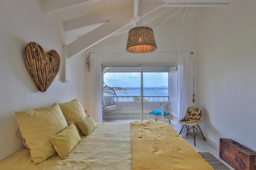 圣马丁岛LIFE IS GOOD IN CUL DE SAC的一间卧室设有一张床,享有海景