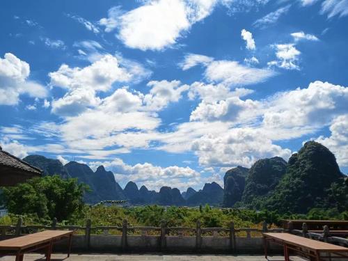 阳朔阳朔东岭别墅的享有群山和蓝色天空的云朵美景