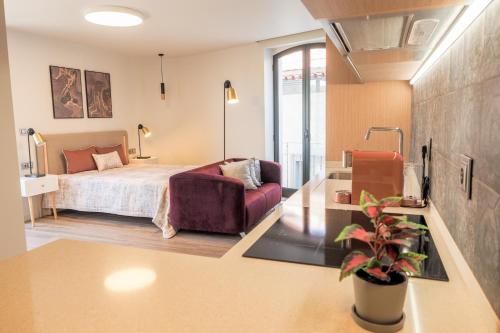 阿威罗RIACENTRUM - Smart Residence的一间卧室配有一张床和一个沙发