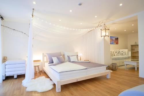 耶塞尼克Apartmán Casia的一间卧室配有一张白色天蓬床