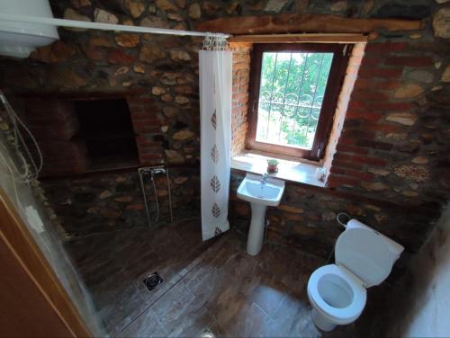 比托拉House of Poposka Kuka的石质浴室设有卫生间和窗户。