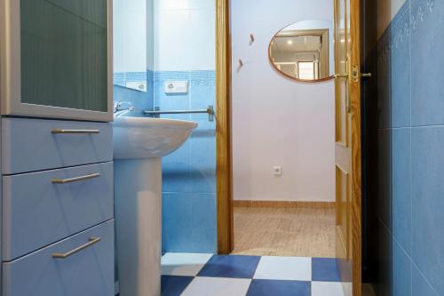 莱斯卡瑟斯-达尔卡纳Apartament a vila marinera的一间带水槽和镜子的浴室