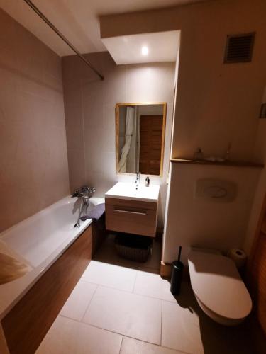布鲁塞尔St Catherine - Sweet home - Bxl - Studio Apartment with city view的一间带水槽和镜子的浴室