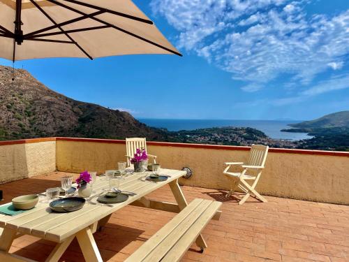 阿祖罗港Aria di Collina - Isola d'Elba的露台上的桌椅和遮阳伞