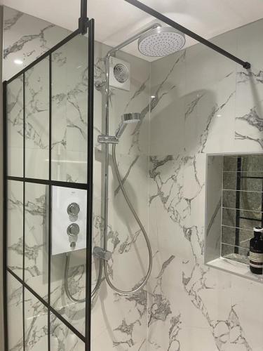 纽伯里Garden Studio的带淋浴的浴室和玻璃门