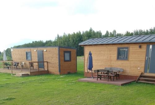 吉日茨科Domek u Ani的小木屋设有野餐桌和野餐桌