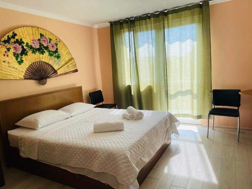 乌雷基Villa Gardenia Ureki的一间卧室配有一张床,上面有两条毛巾