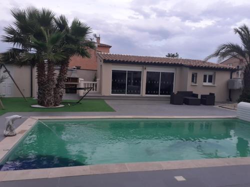 蒙达迪Villa Piscine的房屋前的游泳池
