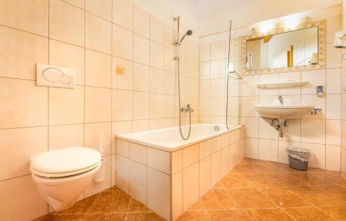 弗利斯特劳贝酒店的带浴缸、卫生间和盥洗盆的浴室