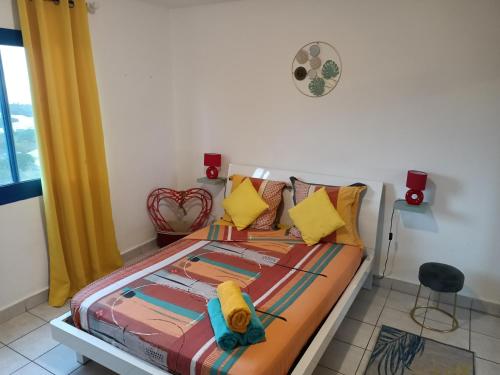 圣玛丽Entre Mer et Montagne, appartement climatisé, vue mer, WIFI的一间卧室配有带毛巾的床