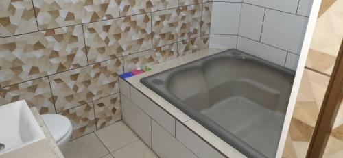 圣保罗夏洛特酒店的带浴缸和卫生间的浴室。