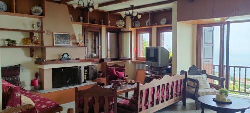 扎戈拉Athina's Villa Uphill的客厅配有沙发和桌子