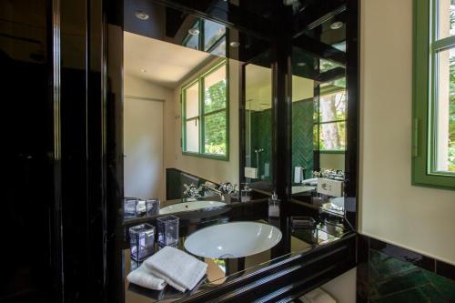 科莫The Greenhouse Luxury Villa on Lake Como的一间带两个盥洗盆和大镜子的浴室