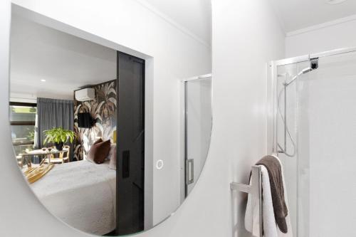 玛塔玛塔Matamata Lodge的浴室设有镜子和卧室