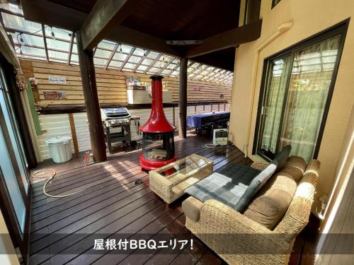 高岛市Roten Jacuzzi ・Morinoie in Metasequoia Namiki / Vacation STAY 3022的带壁炉的客厅位于甲板上