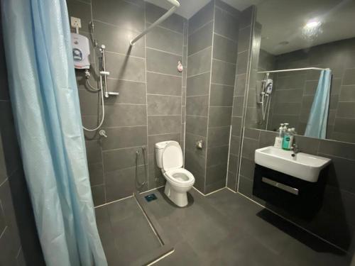 八打灵再也Miza Empire Damansara studio free wifi netflix的带淋浴、卫生间和盥洗盆的浴室