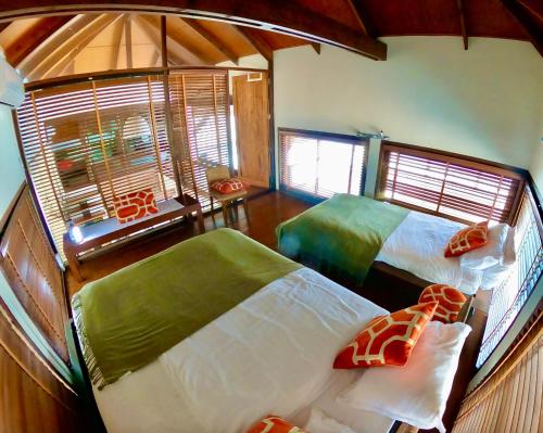 罗勇Samet View Luxury Villa with Private Pool的一间卧室设有两张床和窗户。
