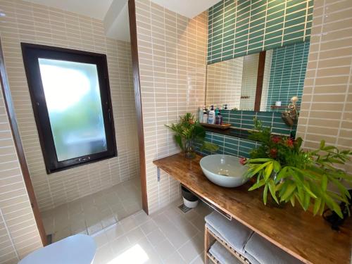 罗勇Samet View Luxury Villa with Private Pool的一间带水槽和镜子的浴室