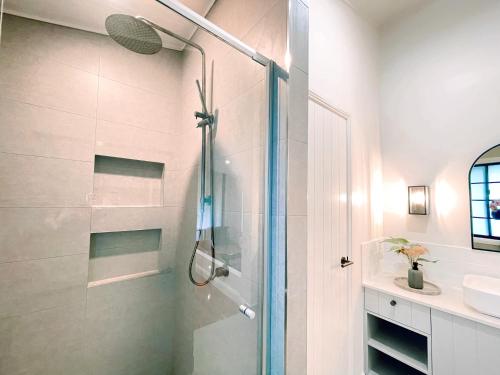 比尔瓦Seven Peaks Farm Stay的带淋浴的浴室和玻璃门