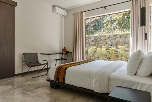 塞隆贝拉纳克DUNIA LOMBOK - Villas with Ocean View的一间卧室设有一张床和一个大窗户