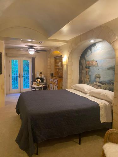 Cameron ParkTuscany Dorado Resort的卧室配有一张大床,墙上挂有绘画作品