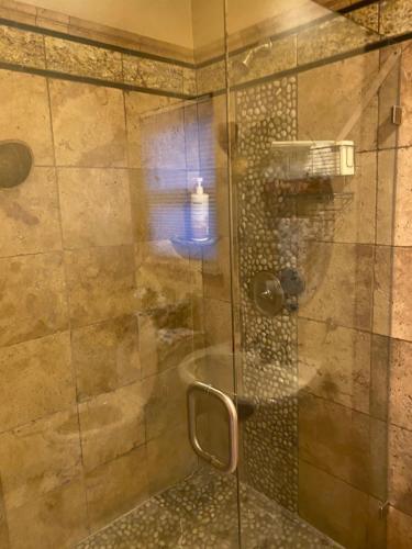 Cameron ParkTuscany Dorado Resort的带淋浴的浴室和玻璃门