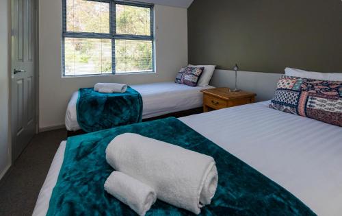 奥尔巴尼Seaview and Spa at Torbay的一间卧室设有两张床和窗户。