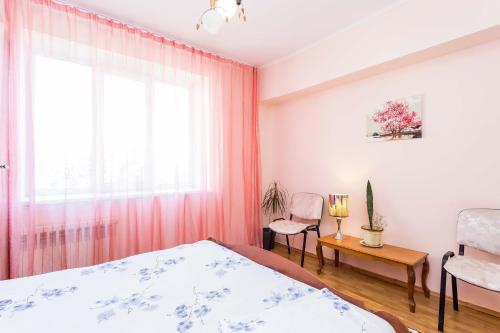 阿拉木图Двухкомнатная квартира Достык Омарова.的一间卧室设有一张床和一个窗口
