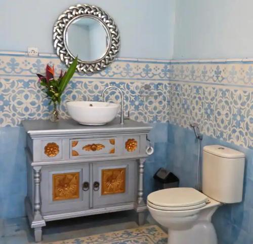 博拉巴图Orchid House的一间带水槽、卫生间和镜子的浴室