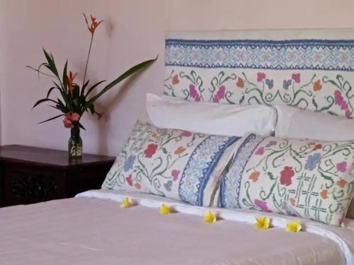 博拉巴图Orchid House的一张白色的床,上面有鲜花
