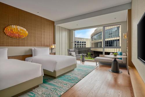 上海上海临港雅辰酒店的酒店客房设有两张床和大窗户。