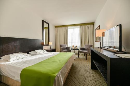 拉布国际酒店的酒店客房设有一张大床和一张书桌。