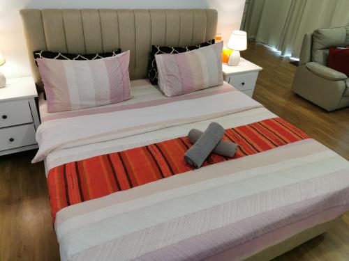 蕉赖Apple 4@Menara Simfoni/King Bed/Wifi/Netflix/TVBOX的一间卧室配有带2个枕头的床