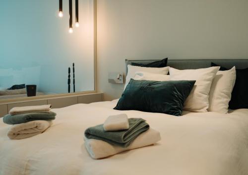 埃纲尔赫姆B&B De Tiendeschuur的一张带毛巾和枕头的床。