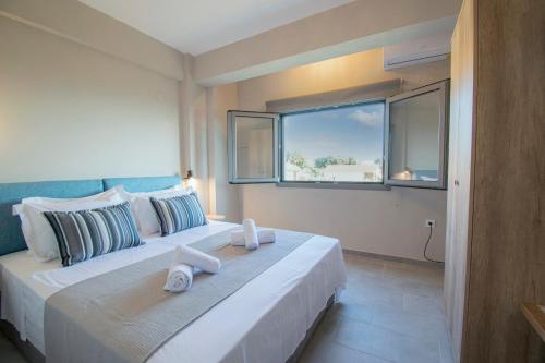 尼亚伊拉克利亚Heraclea Luxury Suites的一间卧室设有一张大床和窗户
