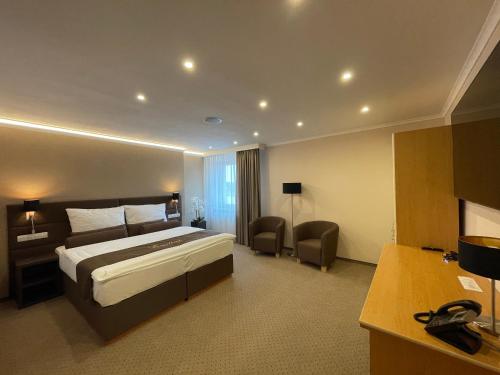 斯特日布罗优秀旅馆的配有一张床和一张书桌的酒店客房
