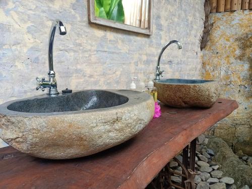 罗威那芳科宫酒店的浴室设有木台上的两个盥洗盆