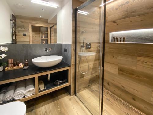 博尔米奥Sci Sport rooms & suites的一间带玻璃淋浴和水槽的浴室