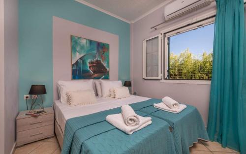 VanátonMadini Luxury villa with private heated pool的一间卧室配有带毛巾的床