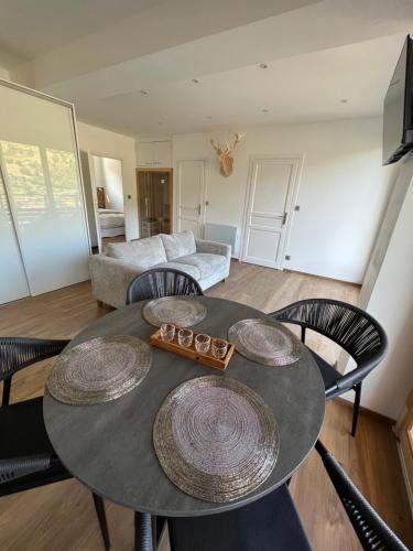 拉布雷斯Magnifique appartement classé 4 étoiles avec Sauna et terrasse dans chalet的客厅配有桌椅