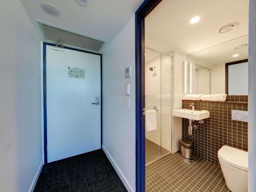 悉尼悉尼机场宜必思快捷酒店的一间带卫生间和水槽的浴室