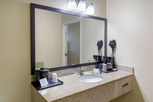贝克斯菲尔德Sleep Inn & Suites Bakersfield North的一间带水槽和大镜子的浴室