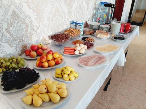 撒马尔罕Samarabonu Hotel的一张桌子上放着许多水果和蔬菜
