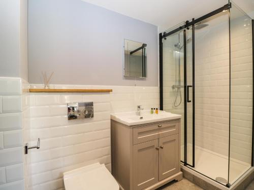 切尔滕纳姆Petals Patch的浴室配有卫生间、盥洗盆和淋浴。